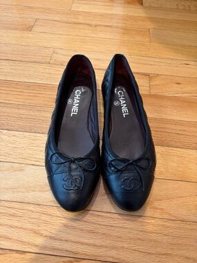 CHANEL Black Quilted Leather Ballet Flats with CC Emblem